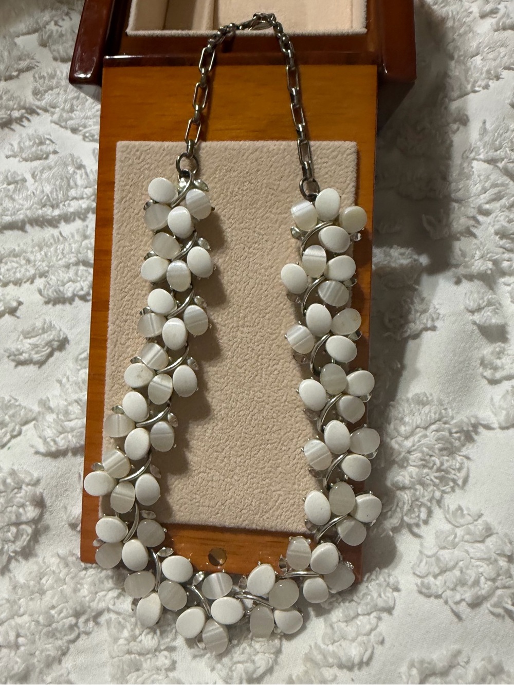 Vintage 1928 Jewelry Co White Thermoset Lucite Leaf Vine Choker Necklace 14"